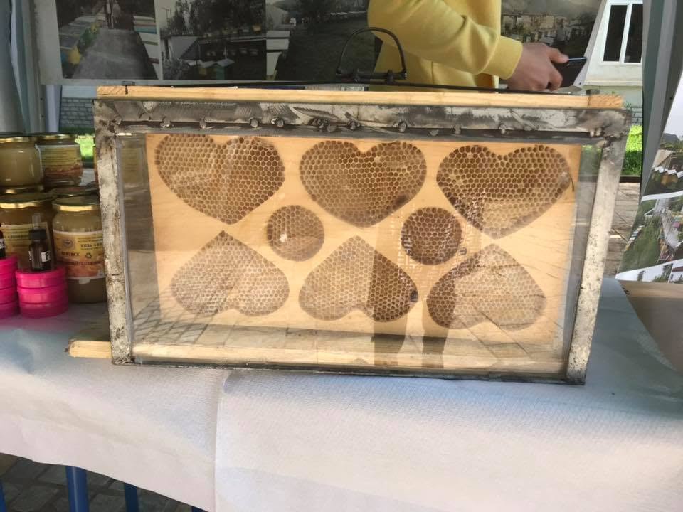 Huall mjalti në formë zemrash i ekspozuar në kornizë druri